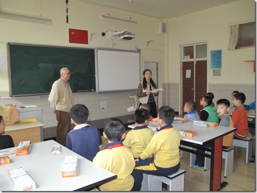 酒仙桥二小的门卫华主任亲自动员 酒仙桥二小的门卫华主任亲自动员