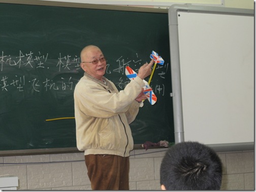 伍必兴老师为学生讲航模知识 伍必兴老师为学生讲航模知识