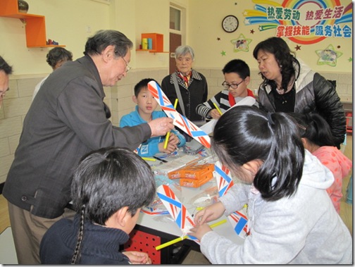 王俊清老师耐心指导学生制作航模飞机 王俊清老师耐心指导学生制作航模飞机
