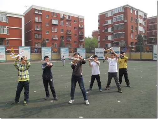 学生们准备试飞了
